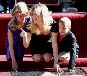 Reese y sus hijos celebraron la estrella